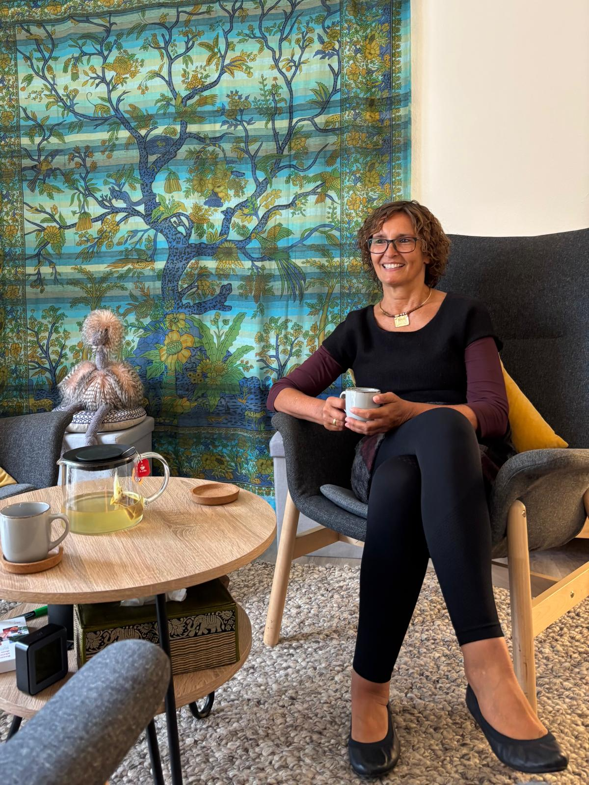 Gesa Hecken im Gespräch bei einer Tasse Tee in ruhiger Atmosphäre