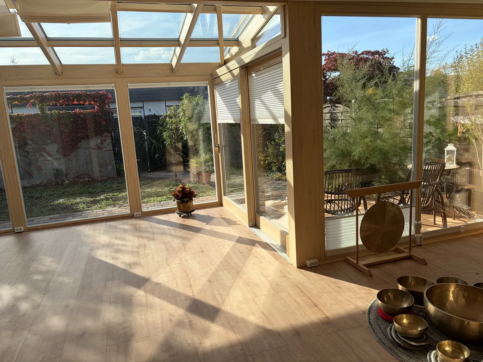 Gong und Pflanzen am Fenster zum Garten